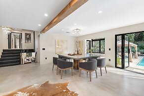 Del Campo Villa - 4BR Woodland Hills Gem With Pool and Cabana