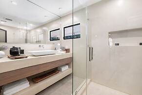 Del Campo Villa - 4BR Woodland Hills Gem With Pool and Cabana