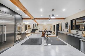 Del Campo Villa - 4BR Woodland Hills Gem With Pool and Cabana