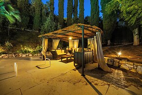Del Campo Villa - 4BR Woodland Hills Gem With Pool and Cabana