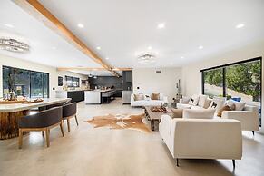 Del Campo Villa - 4BR Woodland Hills Gem With Pool and Cabana