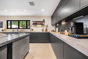 Del Campo Villa - 4BR Woodland Hills Gem With Pool and Cabana