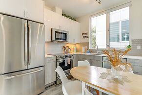 5 Mi to Dtwn: Pet-friendly Townhome in Seattle!