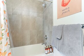 5 Mi to Dtwn: Pet-friendly Townhome in Seattle!