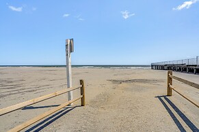Walk to Beach: North Wildwood Condo w/ Pool Access