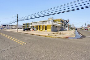 Walk to Beach: North Wildwood Condo w/ Pool Access