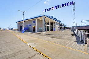 Walk to Beach: North Wildwood Condo w/ Pool Access