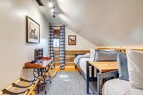 Hot Tub, Fire Pit & Creek Access: Whittier Cabin!