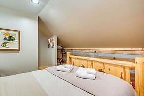 Hot Tub, Fire Pit & Creek Access: Whittier Cabin!