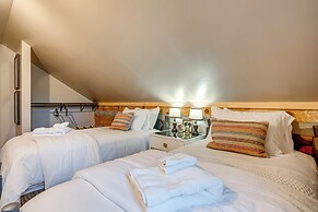 Hot Tub, Fire Pit & Creek Access: Whittier Cabin!