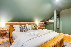 Hot Tub, Fire Pit & Creek Access: Whittier Cabin!