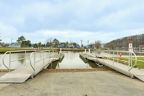 Walk to Marina: Home w/ Deck in Mentor!