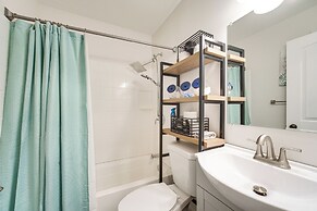 Walk to Marina: Home w/ Deck in Mentor!