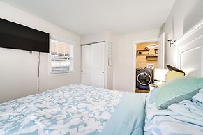 Walk to Marina: Home w/ Deck in Mentor!