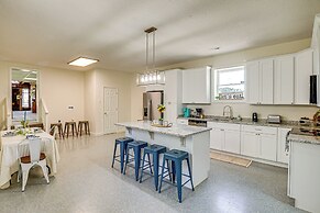 6 Mi to Scottsboro: Apt w/ Furnished Porch