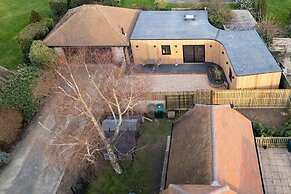 Modern 2-bed Cabin Near West Wittering Beach