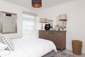 Stylish Ground Floor Apartment With Sea Views