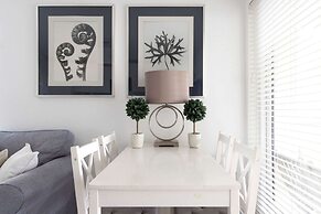 Stylish Ground Floor Apartment With Sea Views