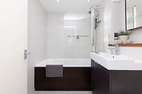 Stylish Ground Floor Apartment With Sea Views