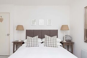 Stylish Ground Floor Apartment With Sea Views