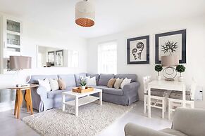 Stylish Ground Floor Apartment With Sea Views