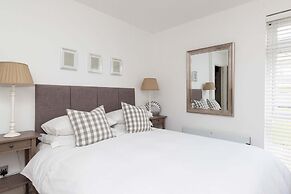 Stylish Ground Floor Apartment With Sea Views