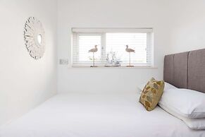 Stylish Ground Floor Apartment With Sea Views