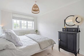 Chic Coastal Retreat - 5-min Stroll to Beach