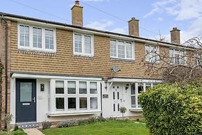 Chic Coastal Retreat - 5-min Stroll to Beach