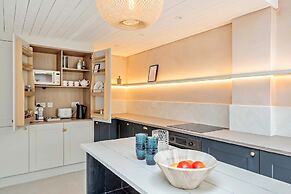 Chic Coastal Retreat - 5-min Stroll to Beach