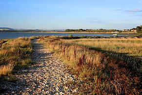 Chic Coastal Retreat - 5-min Stroll to Beach