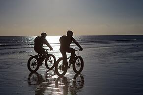 Chic Coastal Retreat - 5-min Stroll to Beach