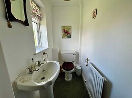 Thatched Cottage - Sleeps 6 With Countryside Views