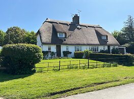 Thatched Cottage - Sleeps 6 With Countryside Views
