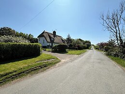 Thatched Cottage - Sleeps 6 With Countryside Views