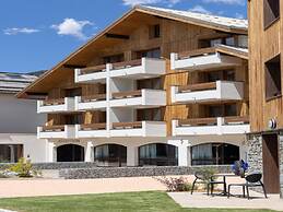 Chalet in Chantemerle With Sunny Ski Slopes