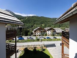 Chalet in Chantemerle With Sunny Ski Slopes