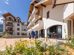 Chalet in Chantemerle With Sunny Ski Slopes
