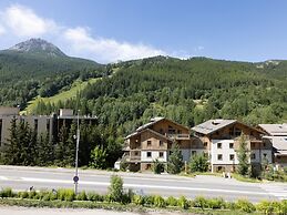 Chalet in Chantemerle With Sunny Ski Slopes