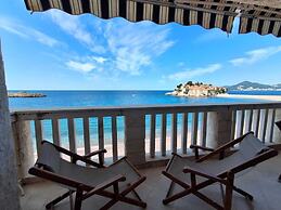 Beachfront Four bedroom Apartment