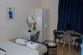 Crendon House Cosy Studio - Sleeps 2 & Kitchen