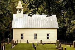 Relaxing Eagles Ridge Getaway Hot Tub