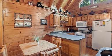 Relaxing Eagles Ridge Getaway Hot Tub