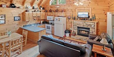 Relaxing Eagles Ridge Getaway Hot Tub