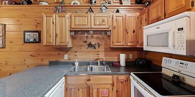 Relaxing Eagles Ridge Getaway Hot Tub