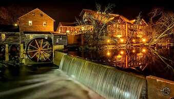 Relaxing Eagles Ridge Getaway Hot Tub