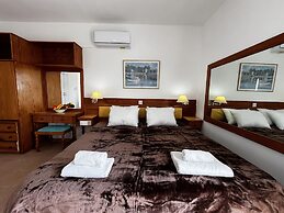 79 AN - Stay Nissi Chrysland Studio 215