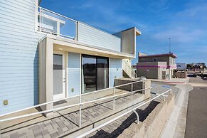 Oceanfront 2BR + Rooftop Deck, & Beach Access Strand Way B