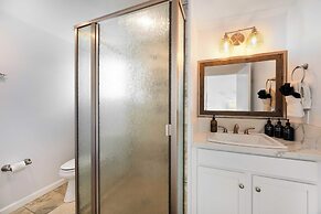 Oceanfront 2BR + Rooftop Deck, & Beach Access Strand Way B