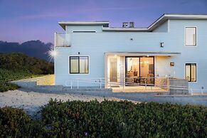 Oceanfront 2BR + Rooftop Deck, & Beach Access Strand Way B
